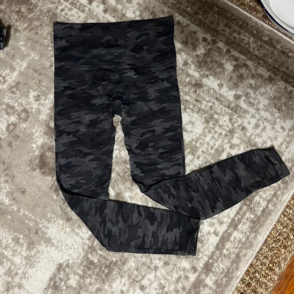 Spanx seamless black camo leggings